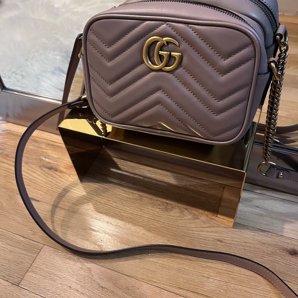 SOLD Gucci Women's Lavender Crossbody Bag with Gold Accents - Picture 4 of 11